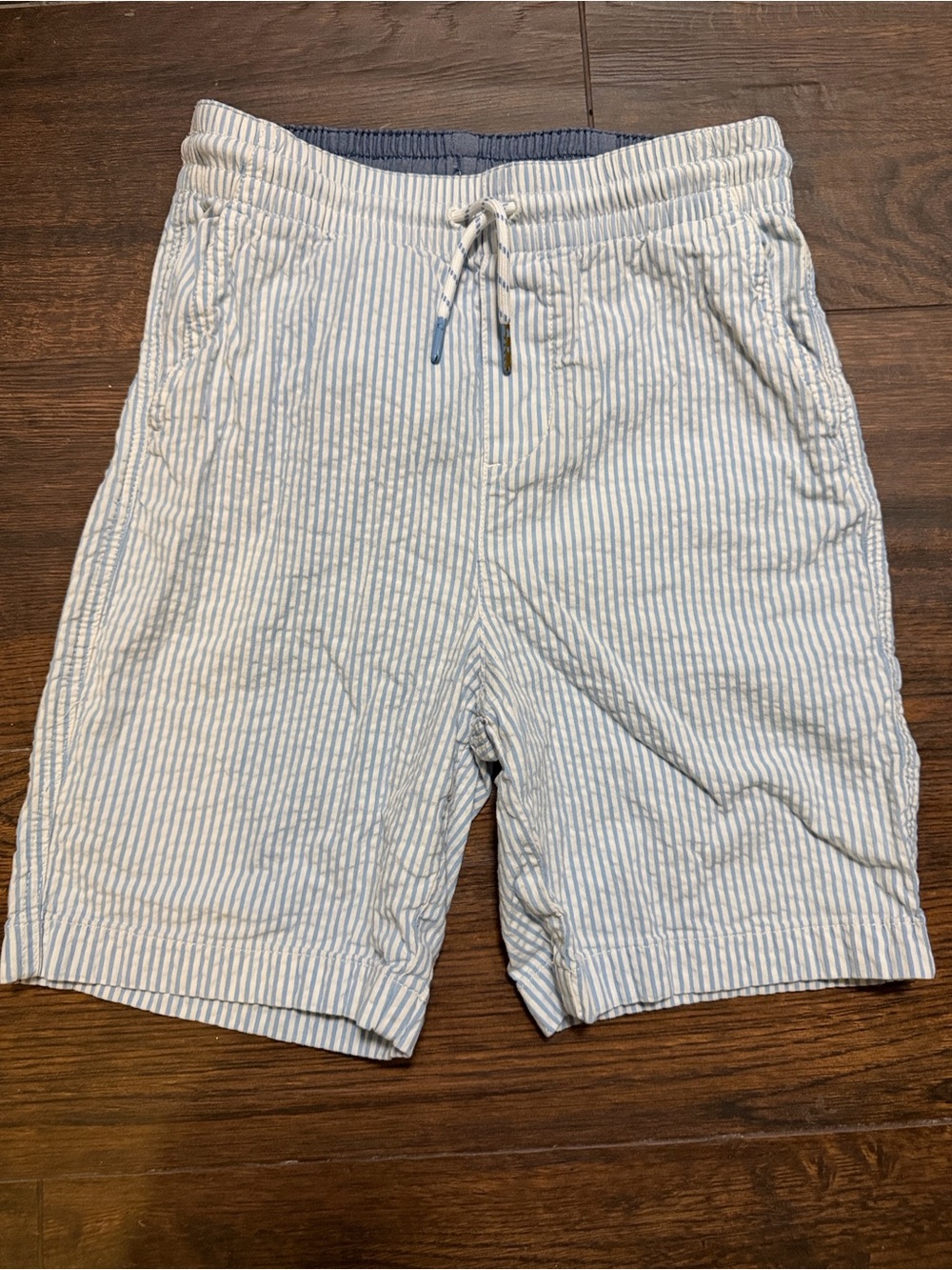 Vineyard vines boys size M (12 - 14) Blue and White Seersucker Drawstring Shorts